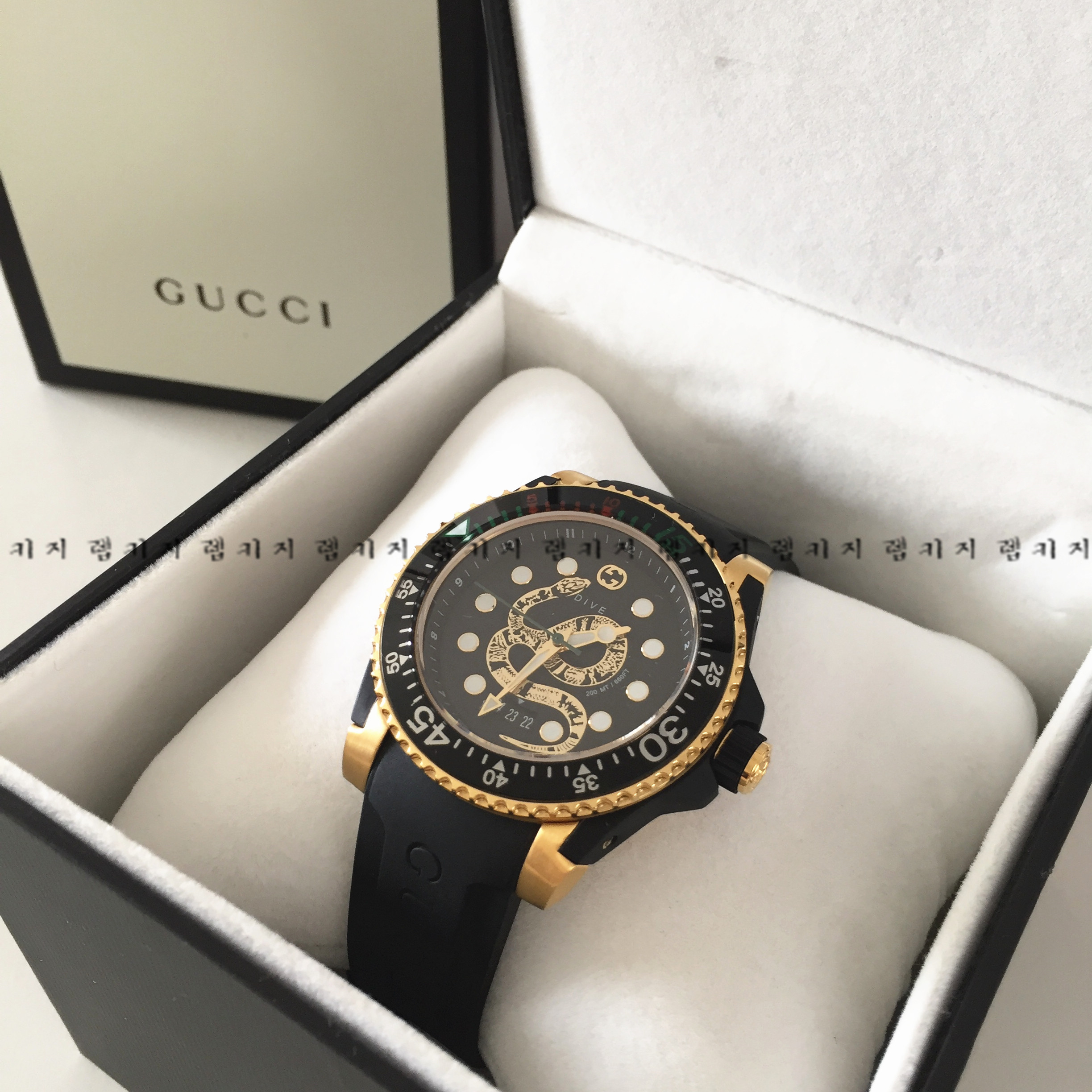 구찌 스네이크 다이브 골드베젤 우레탄시계